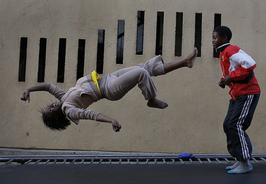 children play trampoline games