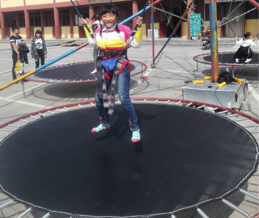 kids play trampoline games on jumping ropes